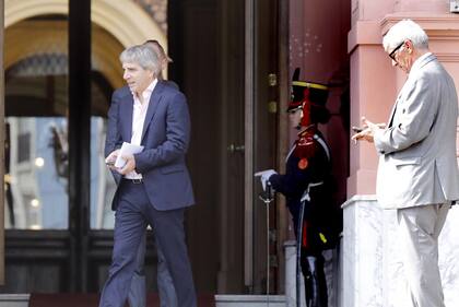 Luis Caputo y Mariano Cúneo Libarona en la puerta de Casa Rosada