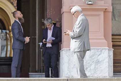 Luis Caputo y Mariano Cúneo Libarona en la puerta de Casa Rosada