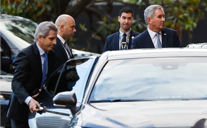 Luis Caputo y Pablo Quirno. Los demandantes quieren que entreguen sus WhatsApp.