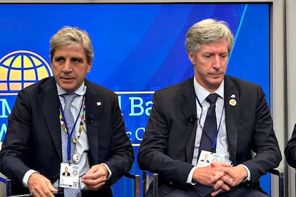 Luis Caputo y Santiago Bausili (BCRA). La reconversión del ministro ya comenzó. El jueves pasado, en la Bolsa de Córdoba, fue más crítico con él mismo que en ocasiones anteriores.