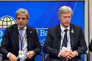 Luis Caputo y Santiago Bausili, en el Atlantic Council, en Washington.