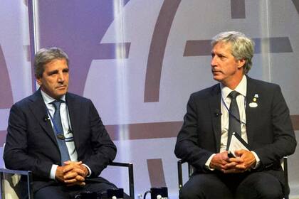 Luis Caputo y Santiago Bausili, en el Atlantic Council.