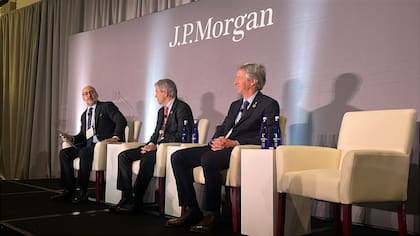 Luis Caputo y Santiago Bausili, en el evento organizado por el JP Morgan.