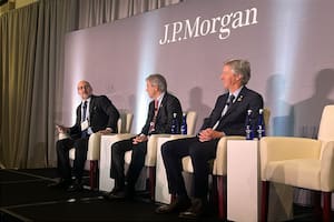 Luis Caputo y Santiago Bausili, en el evento del JP Morgan, en Washington.
