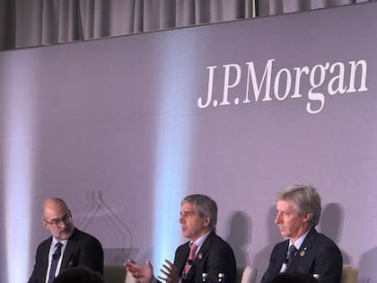 Luis Caputo y Santiago Bausili, en la conversación organizada por el JP Morgan, en Washington.