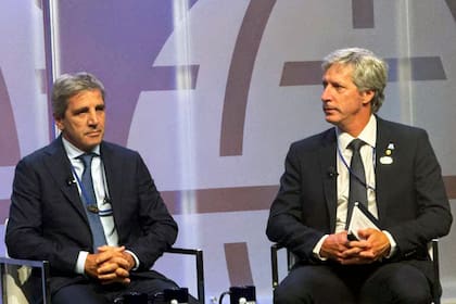 Luis Caputo y Santiago Bausili están al frente de las nuevas negociaciones