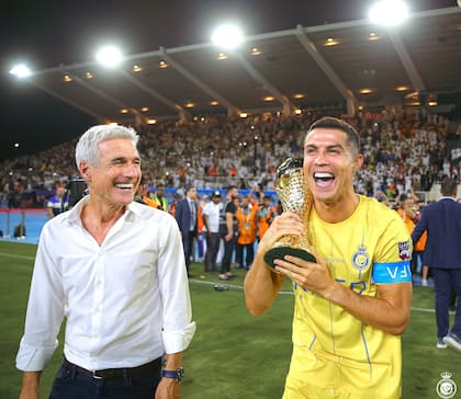 Luis Castro, DT de Al-Nassr, con Cristiano Ronaldo; fue el entrenador de Botafogo en la primera parte del torneo, pero...