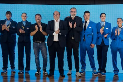 Luis Ceriani, en la presentación de la nueva imagen del uniforme de Aerolíneas Argentinas, diseñado por Benito Fernández y Ricky Sarkany.