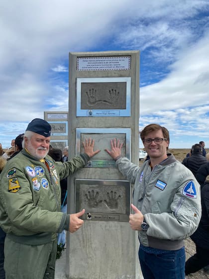 Luis Cervera junto a su hijo Joaquín junto al tótem donde se hallan impresas sus manos. (Gentileza Luis Cervera).