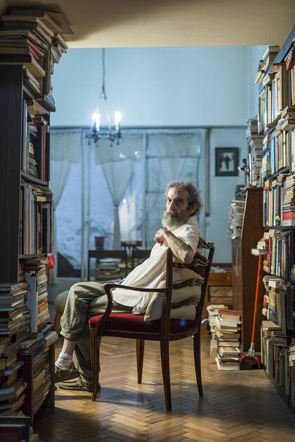 Luis Chitarroni en la casa donde vivió durante décadas y de la que, por cuestiones de salud, debió mudarse