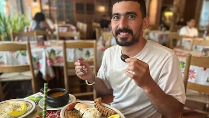 Luis, comensal colombiano de fuera de Antioquia, se pide una bandeja paisa en una fonda del centro de Medellín.