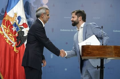 Luis Cordero junto al presidente Gabriel Boric, en 2023