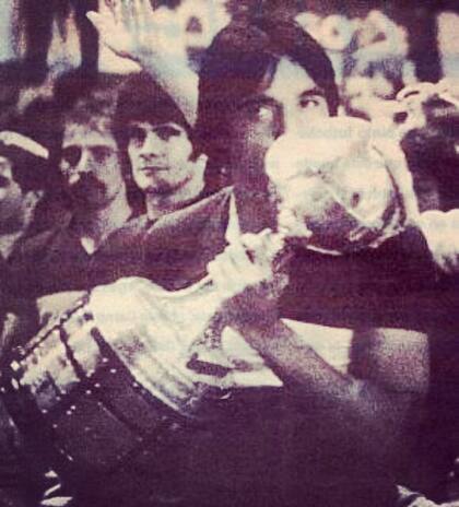 Luis Darío Felman besa la Copa Libertadores conseguida con Boca