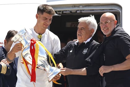 Luis de la Fuente, a la derecha, junto a Pedro Rocha, el presidente de la Real Federación Española de Fútbol, en el medio, Álvaro Morata, con el trofeo de la Eurocopa que la Furia ganó en 2024