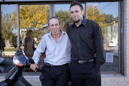 Luis De Luca y su hijo Gustavo se pasaron la noche rescatando gente