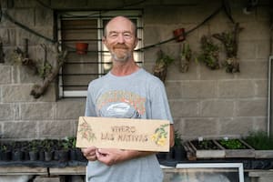 Se deshizo de su vivero tradicional y se dedica a proteger una planta nativa de la costa