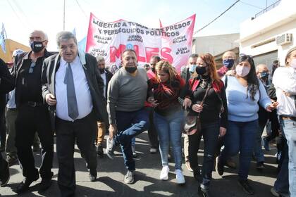 Luís D´Elía encabeza una marcha en Isidro Casanova