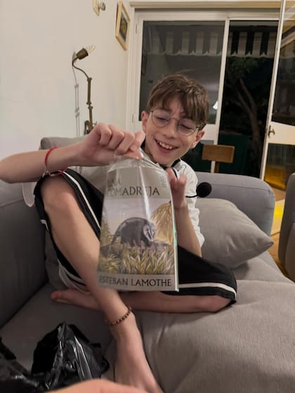 Luis, el hijo de Esteban Lamothe y Julieta Zylberberg, leyendo el libro de su padre