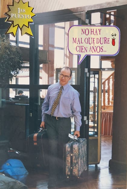 Luis, en sus épocas como jefe de recepción, ayudando a los maleteros.