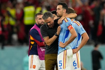 Luis Enrique abraza a Sergio Busquets, uno de los grandes futbolistas que dirán adiós