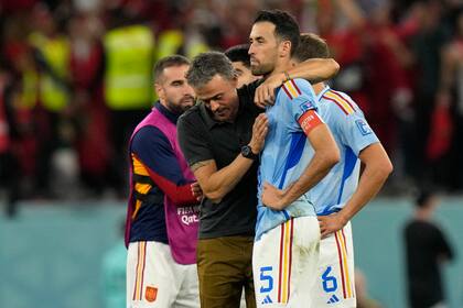 Luis Enrique abrazando a Sergio Busquets luego de la eliminación por penales ante Marruecos