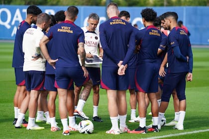 Luis Enrique durante un entrenamiento de esta semana, sin Neymar, Mbappé ni Verratti