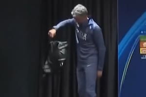 La curiosa reacción de Luis Enrique ante un bolso misterioso durante su conferencia de prensa