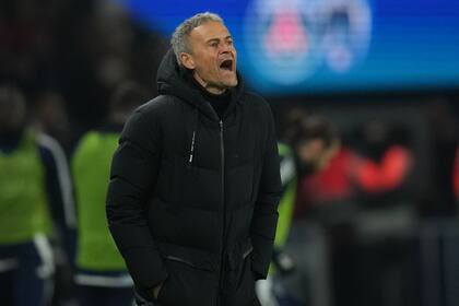 Luis Enrique mostró rostros muy serios durante las últimas jornadas en las que su equipo estuvo lejos de fluir como lo supo hacer hace sólo unos pocos meses, donde era el indiscutido mejor equipo del mundo: viene de ser eliminado de la copa francesa por el humilde Paris FC.