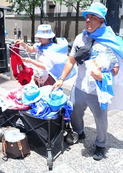 Luis es peruano y ya vendió decenas de camisetas y gorritos de la selección afuera del hotel