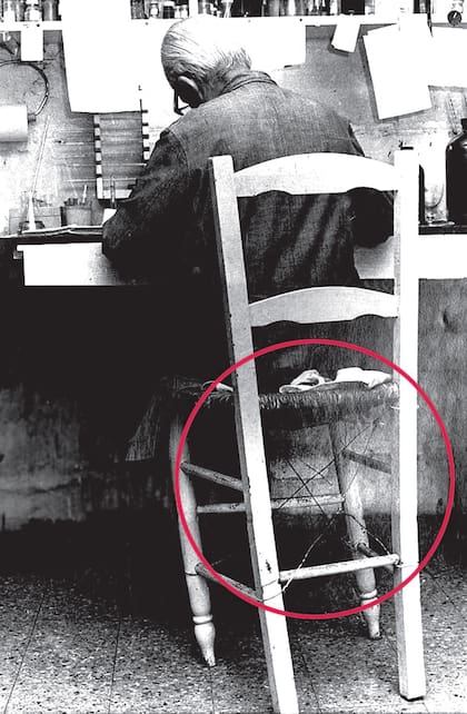 Luis Federico Leloir, en la silla atada con alambres de su antiguo laboratorio