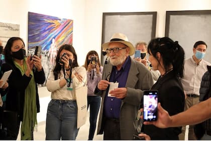 Luis Felipe Noé se contó entre los artistas que ofrecieron visitas guiadas, auspiciadas por Santander