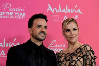 Luis Fonsi posó junto a su pareja, la modelo española Agueda López, en la alfombra roja de la gala que sirve como antesala a la ceremonia de los Latin Grammy