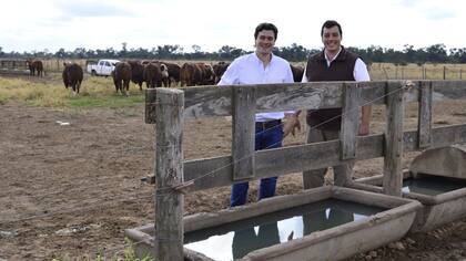 Luis Francisco Calvo y Nahuel Ríos en uno de los potreros hasta donde llega el agua para la hacienda