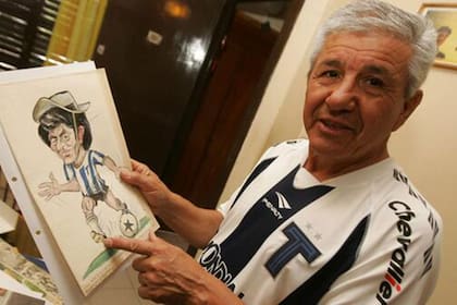 Luis Galván con la T bordada sobre el corazón; a los73 años trabaja en la escuela de fútbol del club de Barrio Jardín