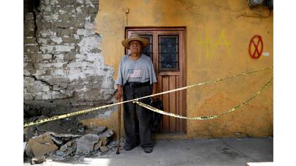 Luis García, de 79 años, albañil, en su casa en Jojutla de Juárez