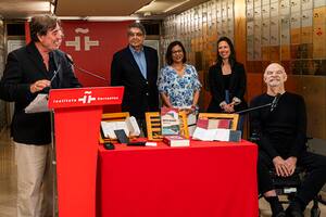 Luis García Montero, director del Instituto Cervantes, recibe el legado de Martín Caparrós, con Sergio Ramírez, Claudia Neira y Marta Nebot, pareja de Caparrós