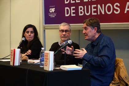 Luis García Montero, director del Instituto Cervantes, y Raquel Caleya, directora de Cultura de la institución española, presentaron junto a Ezequiel Martíinez, director d ela Feria, el "Diccionario Vargas Llosa"
