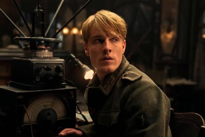 Luis Hoffman es Werner, un soldado alemán que opera contra los nazis en La luz que no puedes ver, la miniserie bélica que lanzó Netflix este jueves