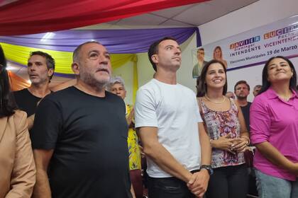 Luis Juez y Rodrigo De Loredo festejaron anoche el triunfo de JxC en La Falda.