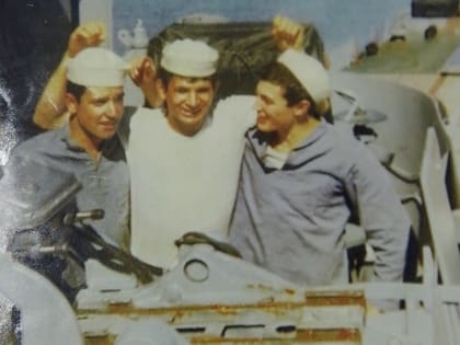 Luis, junto a otros marinos que también trabajaban como panaderos en el Belgrano, días antes del hundimiento