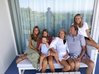 Luis junto a su familia