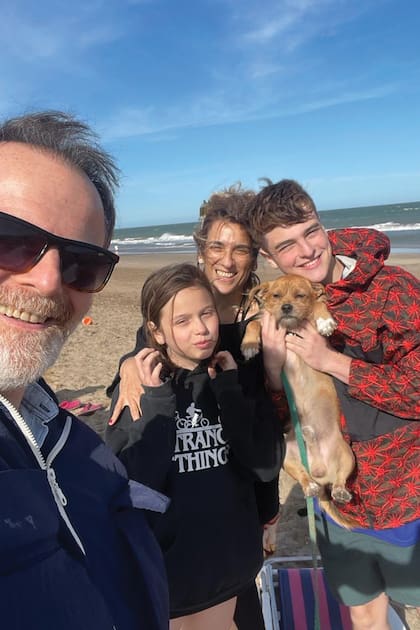 Luis, junto a su mujer, Gilda Scarpetta, y sus dos hijos, Lolo y Aurora, durante unas vacaciones. “A sus 11 años, Aurora ya muestra curiosidad por lo artístico, pero ella es más cauta”, cuenta Luis sobre la más pequeña de la familia.