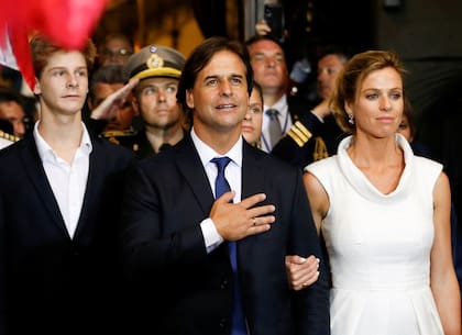Luis Lacalle Pou canta el himno nacional junto a su esposa, Lorena Ponce de León, y su hijo, Luis Alberto, en el Palacio Estévez, tras asumir el cargo, en Montevideo, Uruguay, el 1 de marzo de 2020.
