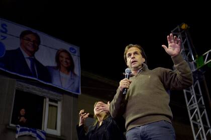 Luis Lacalle Pou del Partido Nacional en el cierre de campaña antes de las elecciones uruguayas del domingo