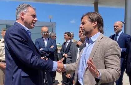 Luis Lacalle Pou saluda a Yamandú Orsi