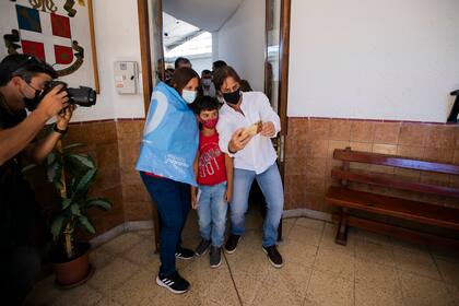 Luis Lacalle Pou se sacó fotos con seguidores cuando fue a votar