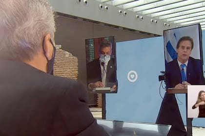 El presidente Alberto Fernández escucha a su par de Uruguay, hace un mes, en el acto virtual por los 30 años del Mercosur.