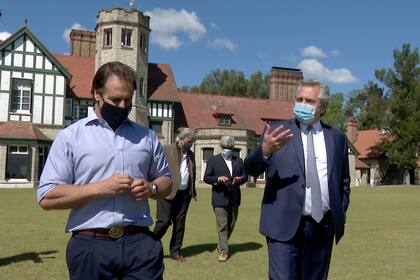 Luis Lacalle Pou y Alberto Fernández, seguidos por Bustillo y el embajador argentino Alberto Iribarne, en la estancia presidencial Anchorena