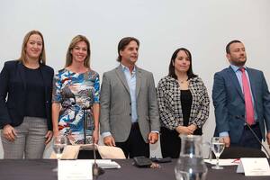 Luis Lacalle Pou y su esposa, Ponce de León, en la segunda edición del Programa Sembrando Redes Sociales, a través del cual se otorgarán 400 becas para que emprendedores de todo el país