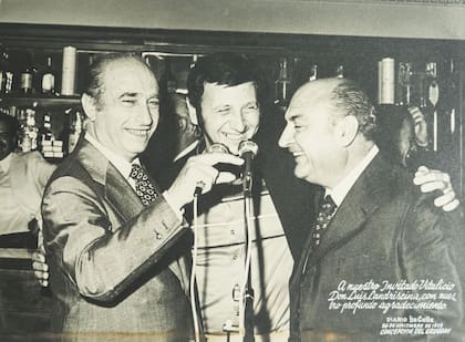 Luis Landriscina junto a Juan Manuel Fangio y Froilán González 